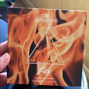 BRAND NEW !! Essence eyeshadow palette